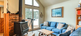 Lovely multi-level cabin with balcony, loft, fireplace & great mountain views