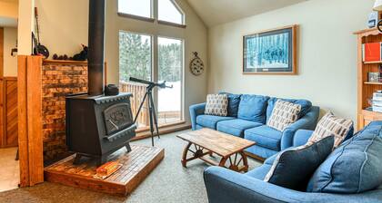 Lovely multi-level cabin with balcony, loft, fireplace & great mountain views