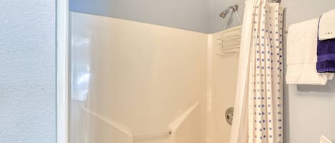 Dusche, HandtĂŒcher, Shampoo