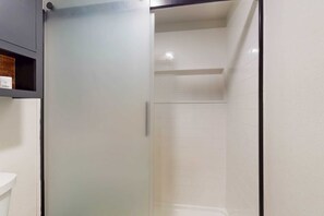 Shower, towels, shampoo - Lift West 215 - Walk to Lifts, Dining & Shopping (Red River)