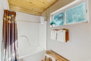 Dusche, Handtücher, Shampoo