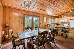 Dining - Trailhead Retreat - Hot Tub, Sauna, Trails & Golf (Angel Fire)