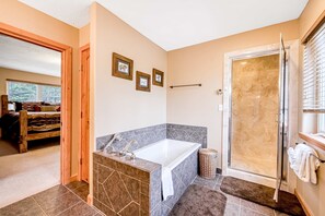 Shower, hair dryer, towels, shampoo - Morada Mirasol - Gameroom & Seasonal Ski In & Out (Angel Fire)