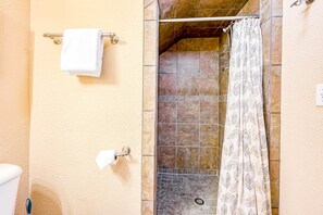 Shower, hair dryer, towels, shampoo - Morada Mirasol - Gameroom & Seasonal Ski In & Out (Angel Fire)