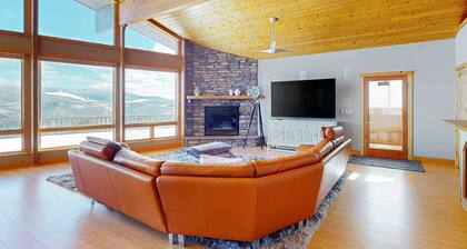 Unforgettable chalet overlooking the mountains with game room & fireplaces