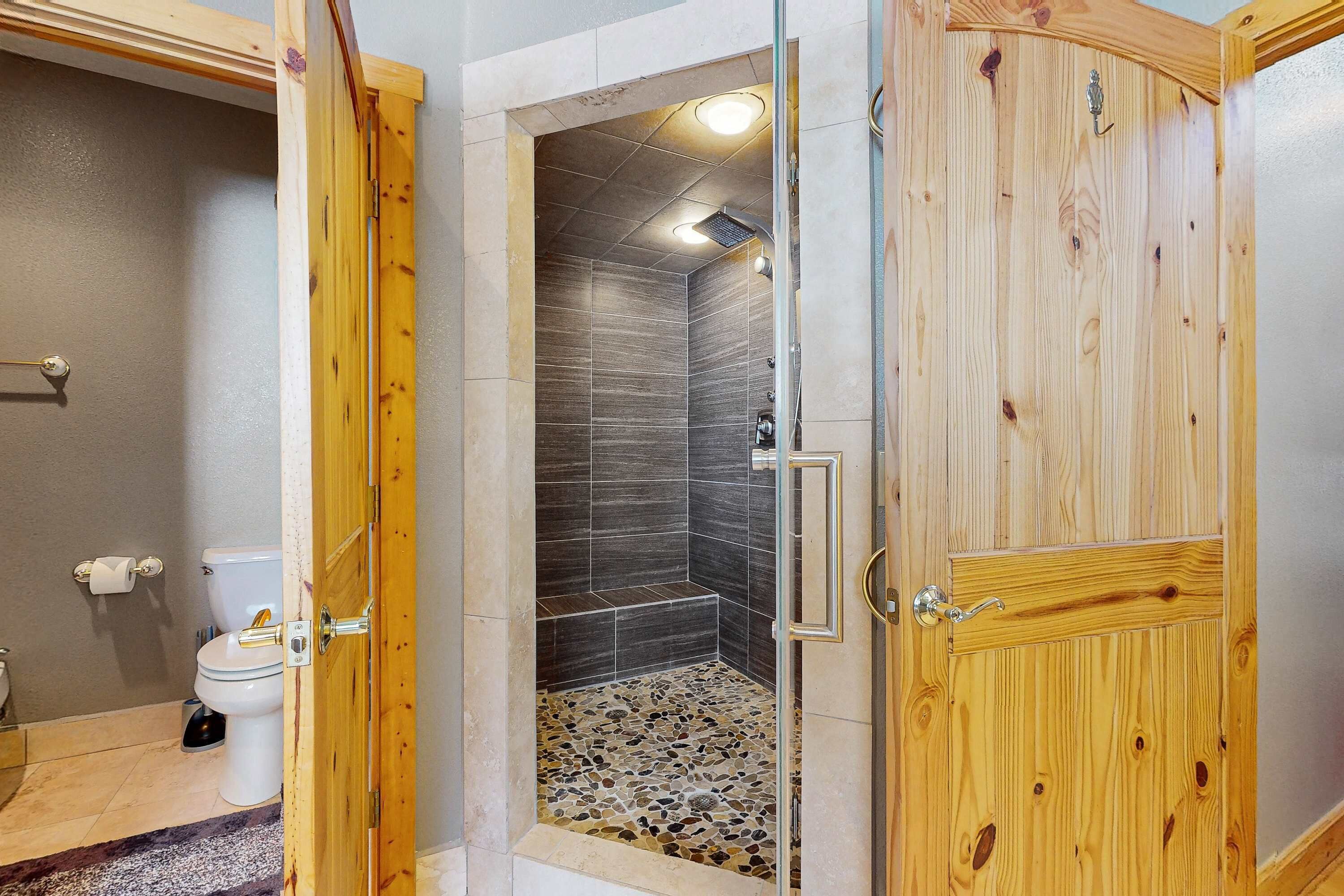Douche, serviettes fournies, shampoing