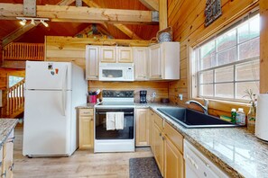Fridge, microwave, oven, stovetop - Hideaway on High - Mountain Views & Walk to Town (Red River)