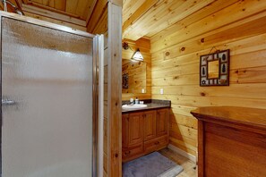 Shower, hair dryer, towels, shampoo - Hideaway on High - Mountain Views & Walk to Town (Red River)