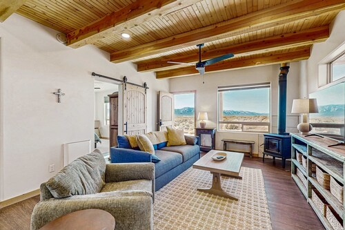 Casa Verde - 3 acres, Mountain Views, Pet Friendly