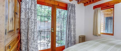 Tabla de planchar con plancha, wifi y ropa de cama