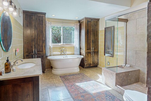 Bedside Manor - Private Hot Tub, Patio & Near Town