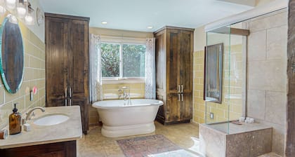 Bedside Manor - Private Hot Tub, Patio & Near Town