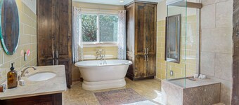 Bedside Manor - Private Hot Tub, Patio & Near Town
