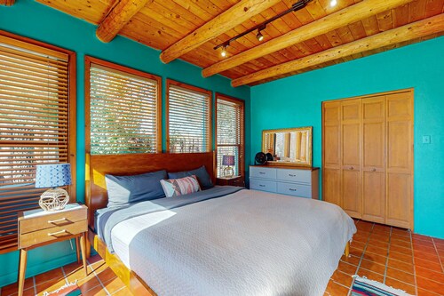 Classic Adobe with hot tub, covered patio & pond near town