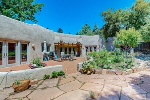 Outdoor dining - Casa del Suenos - Steps to Plaza - Patio & Garden (Taos)