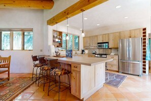 Fridge, microwave, oven, stovetop - Casa del Suenos - Steps to Plaza - Patio & Garden (Taos)