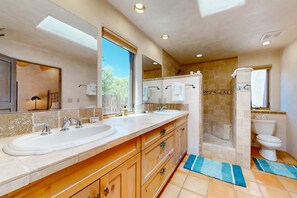 Shower, hair dryer, towels, shampoo - Casa del Suenos - Steps to Plaza - Patio & Garden (Taos)