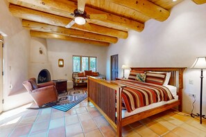 2 bedrooms, WiFi, bed sheets - Casa del Suenos - Steps to Plaza - Patio & Garden (Taos)