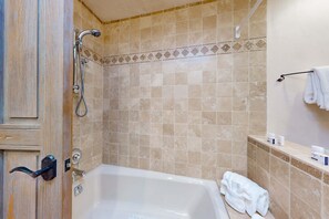 Shower, hair dryer, towels, shampoo - Casa del Suenos - Steps to Plaza - Patio & Garden (Taos)
