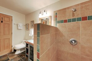 Shower, towels, shampoo - Sierra Del Sol 6 - Hot Tub, Walk to Lifts & Dining (Taos Ski Valley)