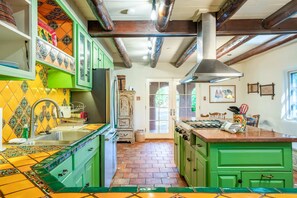 Fridge, microwave, oven, stovetop - Casa Rosa - Hot Tub, Patio & Pet Friendly Retreat (Taos)