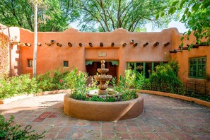 Property grounds - Casa Rosa - Hot Tub, Patio & Pet Friendly Retreat (Taos)