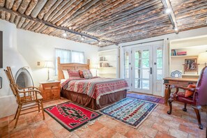 5 bedrooms, iron/ironing board, WiFi, bed sheets - Casa Rosa - Hot Tub, Patio & Pet Friendly Retreat (Taos)