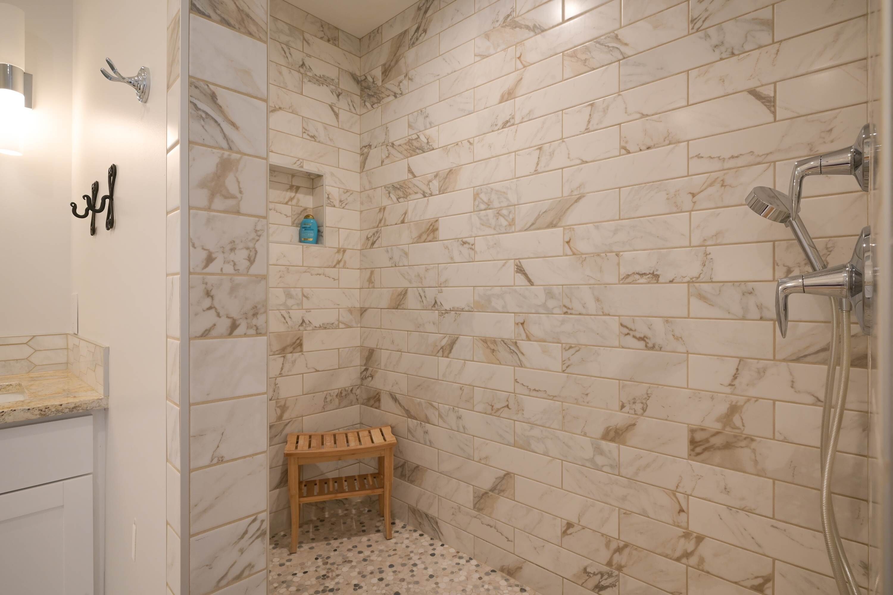 Douche, séchoir à cheveux, serviettes fournies, shampooing