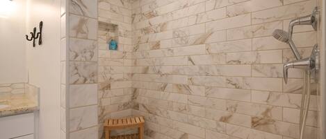 Douche, séchoir à cheveux, serviettes fournies, shampooing