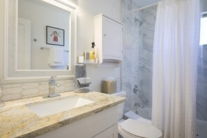 Een douche, een haardroger, handdoeken, shampoo