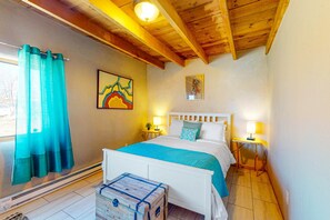 Tabla de planchar con plancha, wifi y ropa de cama 