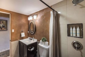 Douche, séchoir à cheveux, serviettes fournies, shampooing