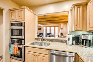 Fridge, microwave, oven, stovetop - Casita Luna - Luxury Condo only Steps to the Plaza (Santa Fe)