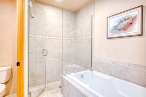 Shower, hair dryer, towels, shampoo - Casita Luna - Luxury Condo only Steps to the Plaza (Santa Fe)