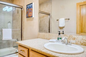Shower, hair dryer, towels, shampoo - Casita Luna - Luxury Condo only Steps to the Plaza (Santa Fe)