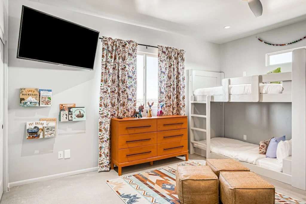 4 chambres, lit de bébé portatif, Wi-Fi, literie fournie