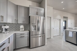 Refrigerador, microondas, horno y parrilla de estufa 
