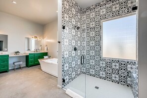 Shower, hair dryer, towels, shampoo - Casa Ponderosa - Big Views, Hot Tub & Pet Friendly (Santa Fe)