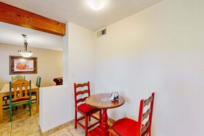 Dining - Closson Charmer - Courtyard & Steps to Railyard (Santa Fe)