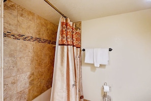 Shower, hair dryer, towels, shampoo - Closson Charmer - Courtyard & Steps to Railyard (Santa Fe)