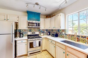 Fridge, microwave, oven, stovetop - Closson Charmer - Courtyard & Steps to Railyard (Santa Fe)