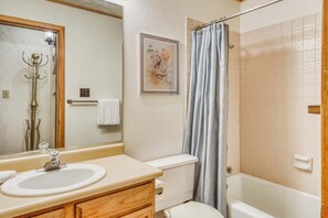 Shower, hair dryer, towels, shampoo - Snowfire 209B - Views & Walk or Shuttle to Lifts (Angel Fire)