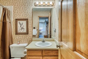 Shower, hair dryer, towels, shampoo - Snowfire 209B - Views & Walk or Shuttle to Lifts (Angel Fire)