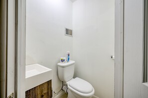 Shower, towels, shampoo - Coyote Cabin - Deck Views, Gameroom, Close to Golf (Angel Fire)