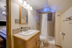 Shower, towels, shampoo - Coyote Cabin - Deck Views, Gameroom, Close to Golf (Angel Fire)