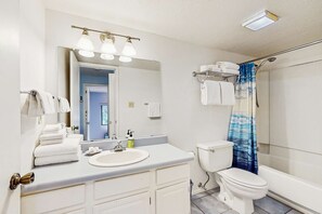 Shower, towels, shampoo - Angel Fire Chalet 51 - Walk to Ski, Bike & Dining (Angel Fire)