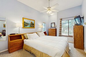 1 bedroom, WiFi, bed sheets - Angel Fire Chalet 51 - Walk to Ski, Bike & Dining (Angel Fire)