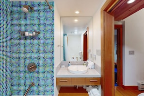 Shower, hair dryer, towels, shampoo - Modern Mountain Escape - Walk to Lifts & Town (Taos Ski Valley)