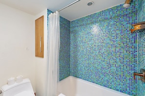 Shower, hair dryer, towels, shampoo - Modern Mountain Escape - Walk to Lifts & Town (Taos Ski Valley)