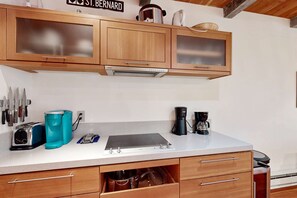 Fridge, microwave, oven, stovetop - Modern Mountain Escape - Walk to Lifts & Town (Taos Ski Valley)